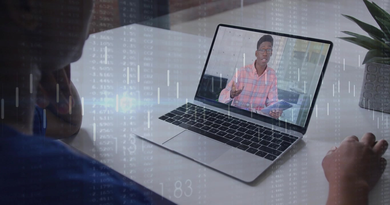 Seer skifter til mus, mens præsentator taler på bærbar computer, med datastænger der overlejrer forretningstræning.