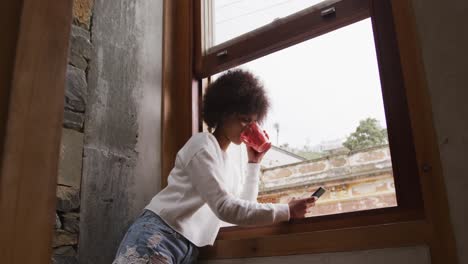 Mujer-De-Raza-Mixta-Tomando-Café-En-Las-Ventanas