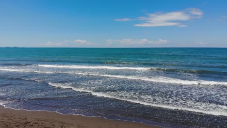 Olas-Blancas-De-Mar-Turquesa-Salpicando-En-La-Playa-De-Arena-En-Una-Playa-Salvaje-En-La-Costa-Adriática,-Albania