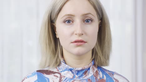 retrato de una joven rubia con ojos azules.
