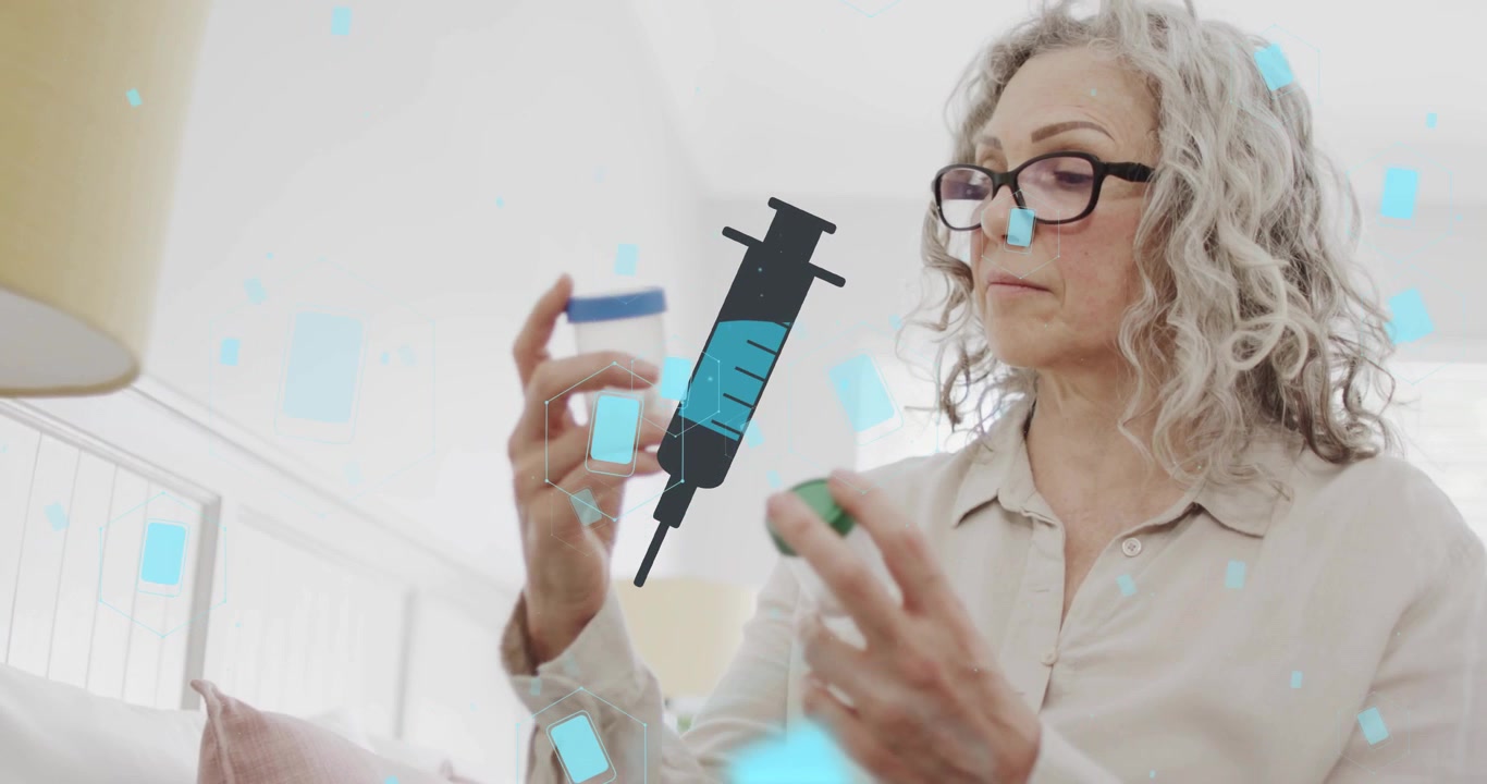 Donna anziana che solleva flaconi di pillole sul divano, ruotandoli e verificando i farmaci, mentre una siringa si ingrandisce.