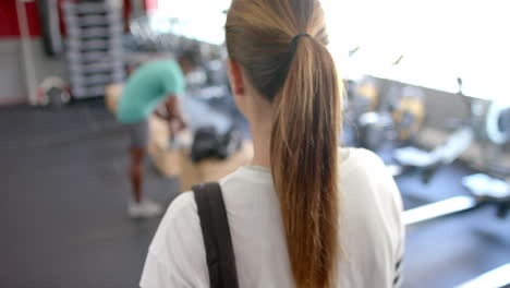 Una-Joven-Caucásica-En-Forma-Entra-Al-Gimnasio