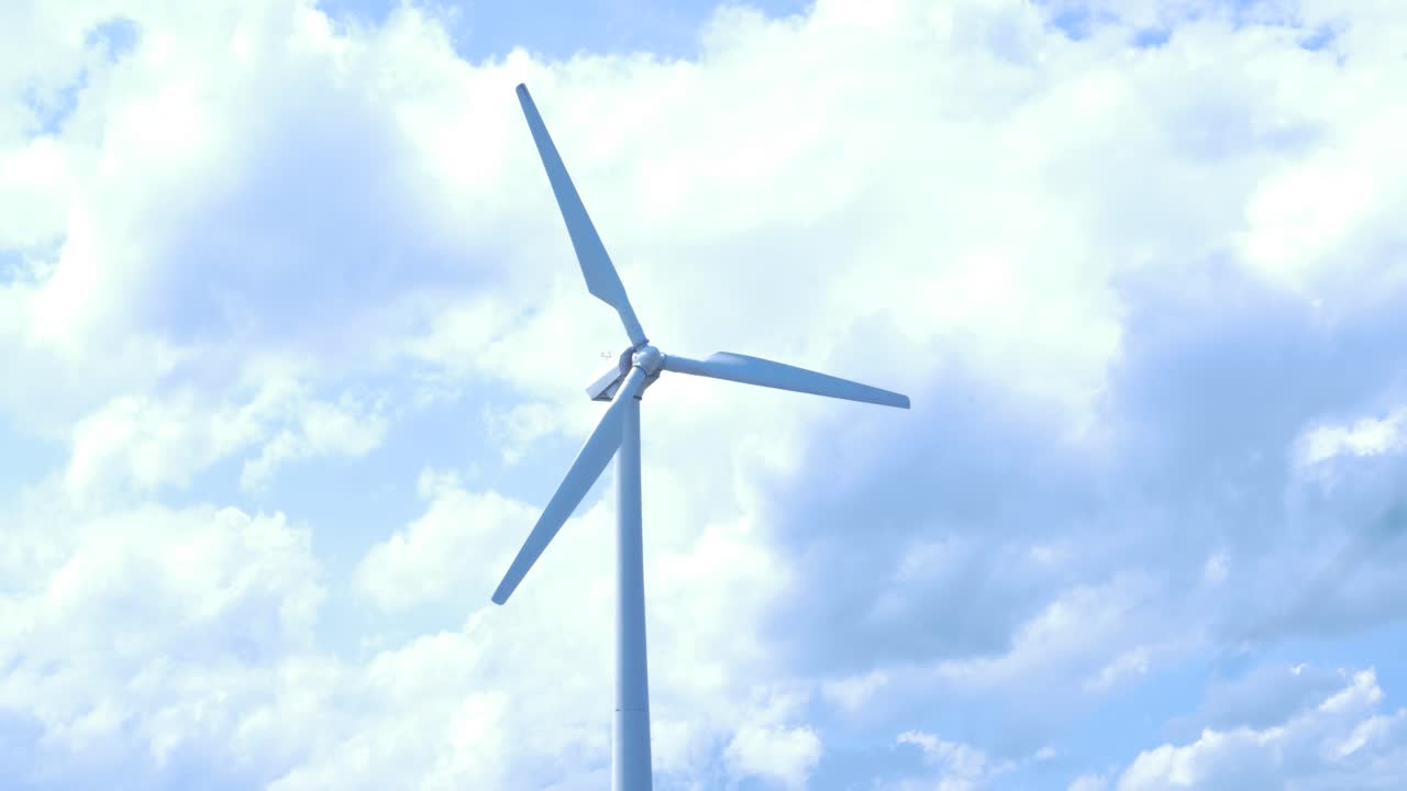 구름이 많은 하늘에 대한 풍력 터빈