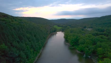 Bonito-Drone-Aéreo-Del-Río-Susquehanna-En-Pensilvania.