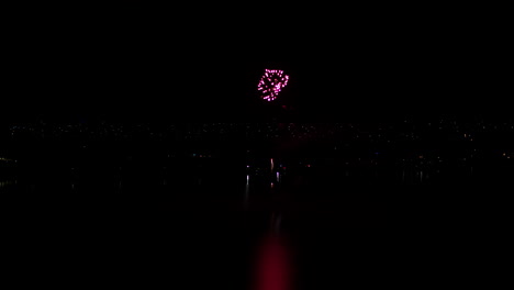 disparo aéreo de fuegos artificiales con drones sobre un gran lago en las zonas rurales de australia