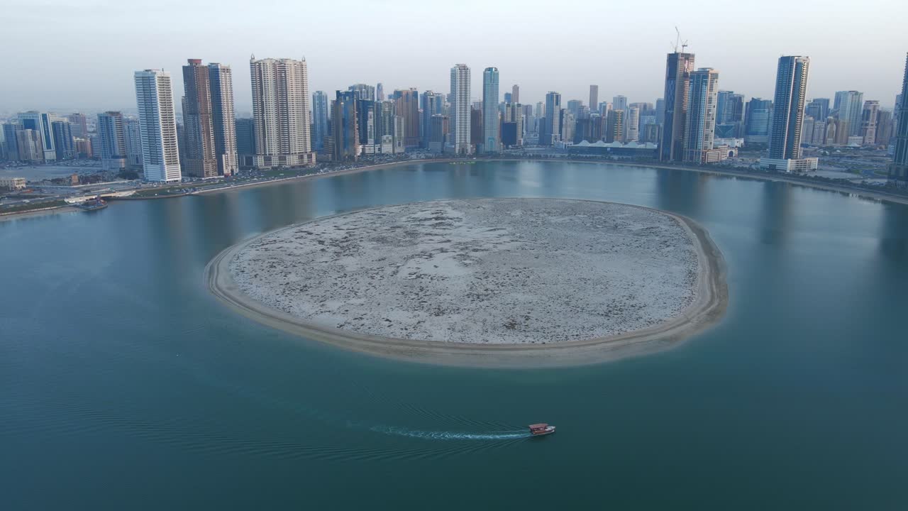4k: sharjah desde arriba, vista aérea del lago al khan de sharjah y la isla al khan con rascacielos modernos, negocios de turismo de viajes en los emiratos árabes unidos