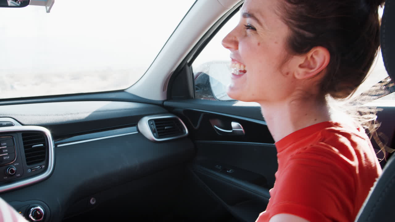 젊은 백인 부부 가 운전 하고, 앞 승객 좌석 에 있는 여자