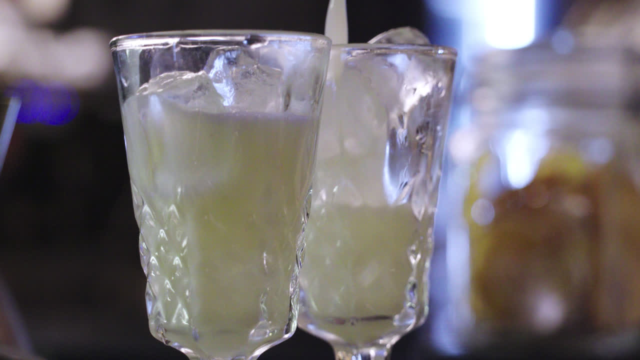 detalle de primer plano de dos vasos de bebidas que se sirven