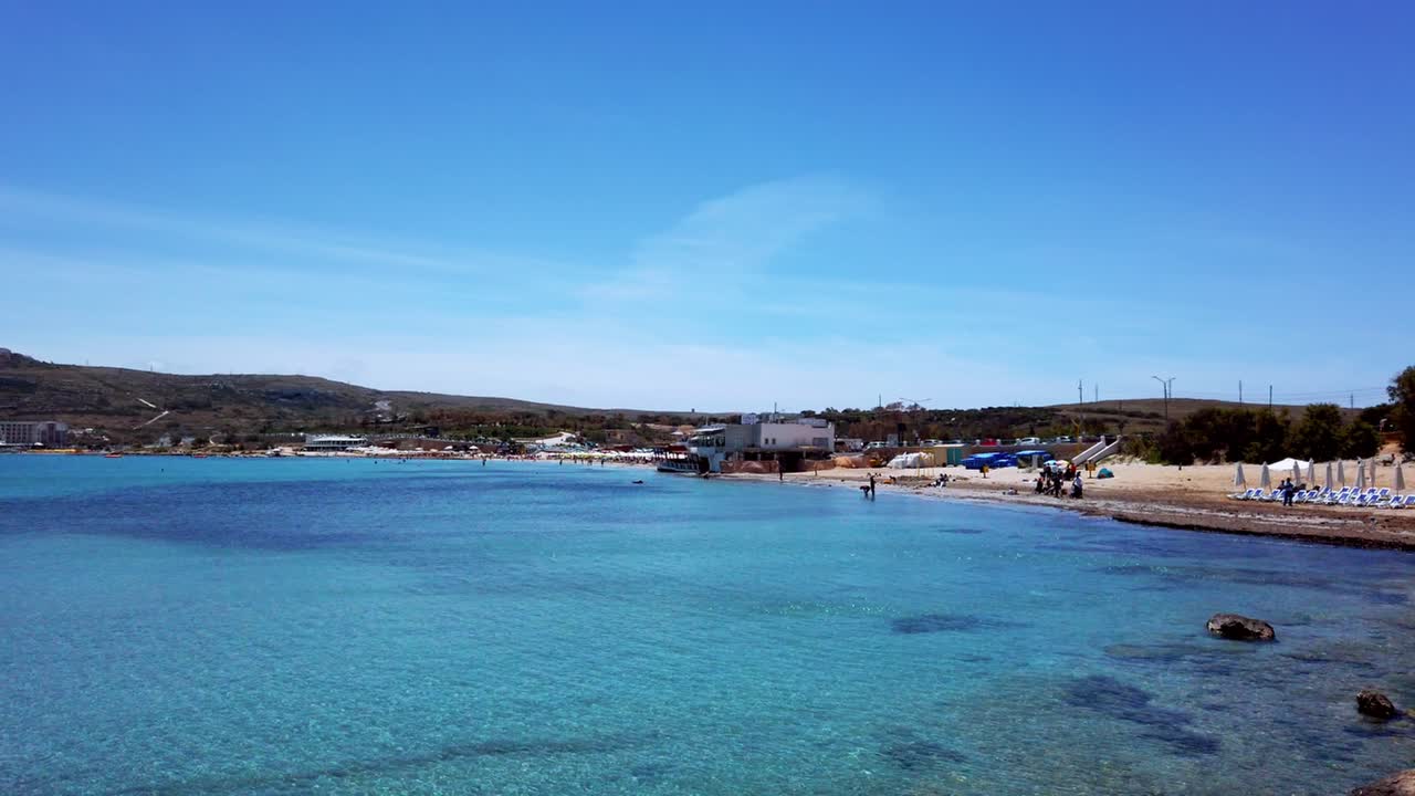 몰타에서 온 비디오, 화창한 날 멜리에하 베이