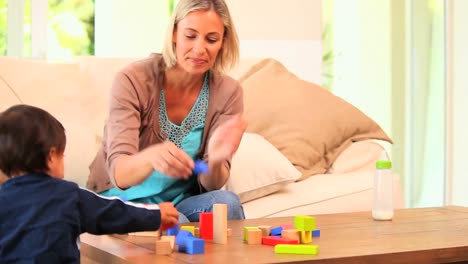 madre jugando con su hijo
