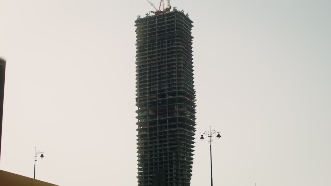 construcción de un rascacielos en un área urbana