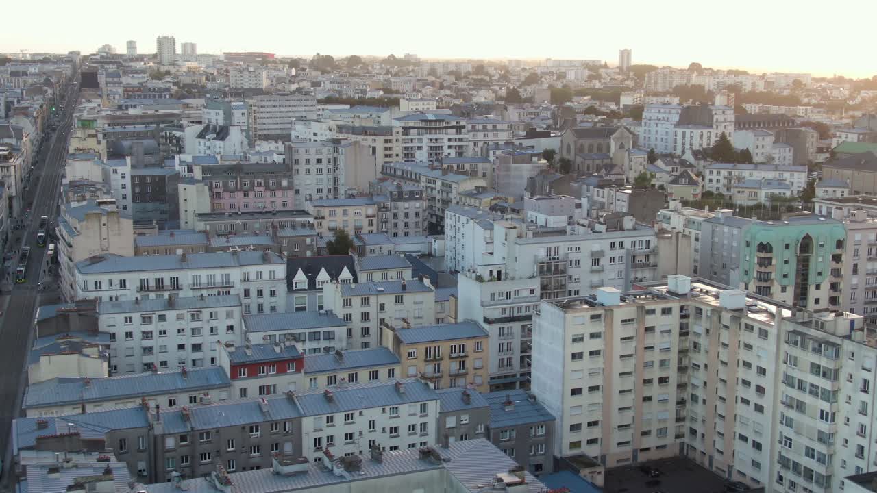 Ripresa drammatica con drone rotante su un'area urbana a Brest, Francia