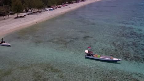 Strand,-Boot-Zum-Schwimmer-Im-Türkisfarbenen-Wasser-Ruhige-Luftaufnahme-Flugpanorama-Gekrümmter-Flug-Drohnenaufnahmen-Von-Gili-Trawangan-Traumstrand-Indonesien-Sommer-2017