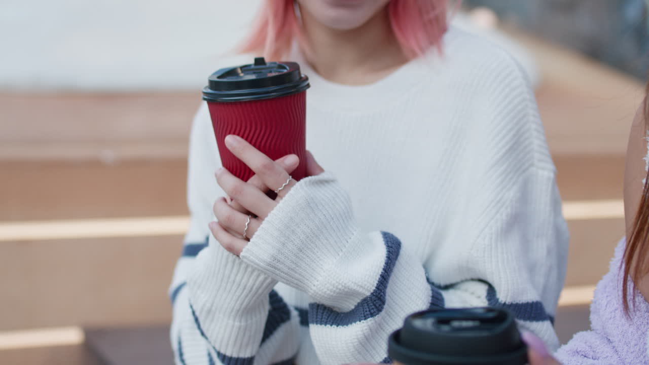dos mujeres con tazas de café