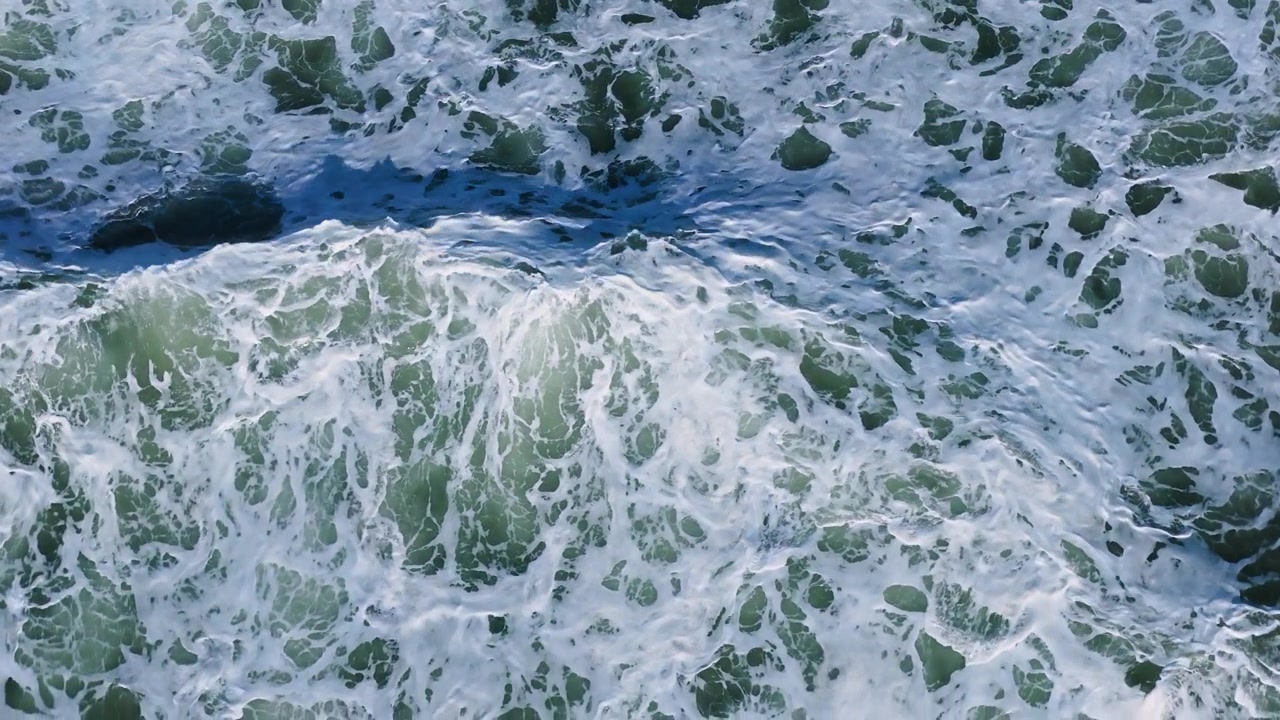 Rallentatore di onde oceaniche che si infrangono.
