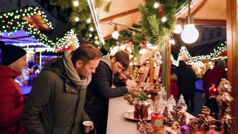 escena del mercado de navidad por la noche