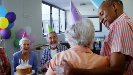 Ältere-Frau-Feiert-Ihren-Geburtstag-Mit-Freunden-4k