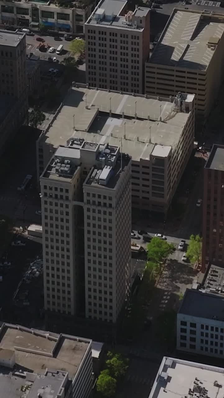 Vista del centro de Dallas desde arriba, donde se ven edificios y calles