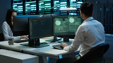 squadra di tecnici nell'hub del server avvisata da un hacker che ha superato il firewall