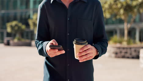 Ciudad,-Teléfono-Y-Café,-Manos-De-Hombre-Escribiendo