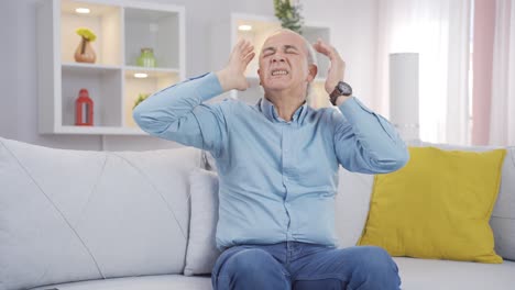 un anciano con dolor de cabeza.