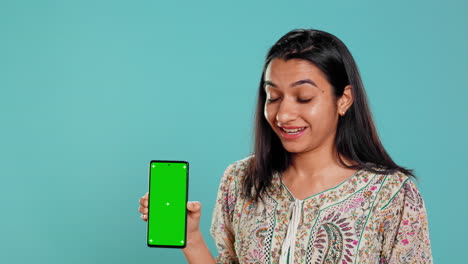 Frau-Macht-Influencer-Marketing-Mit-Greenscreen-Smartphone