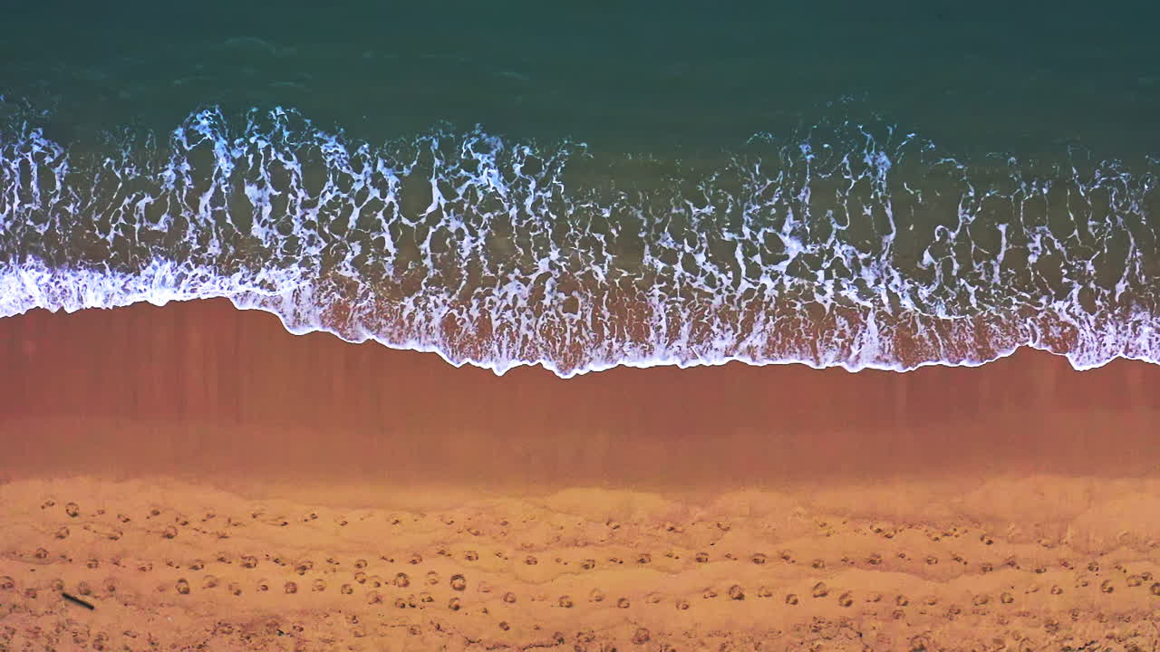 파도, 태국에 의해 씻어 모래 해변에서 바다로 걷는 여자