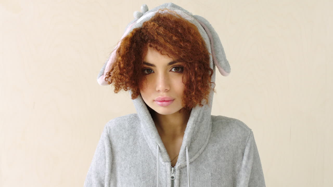 트렌디한  ⁇ 은 머리 여자가 입은 초상화