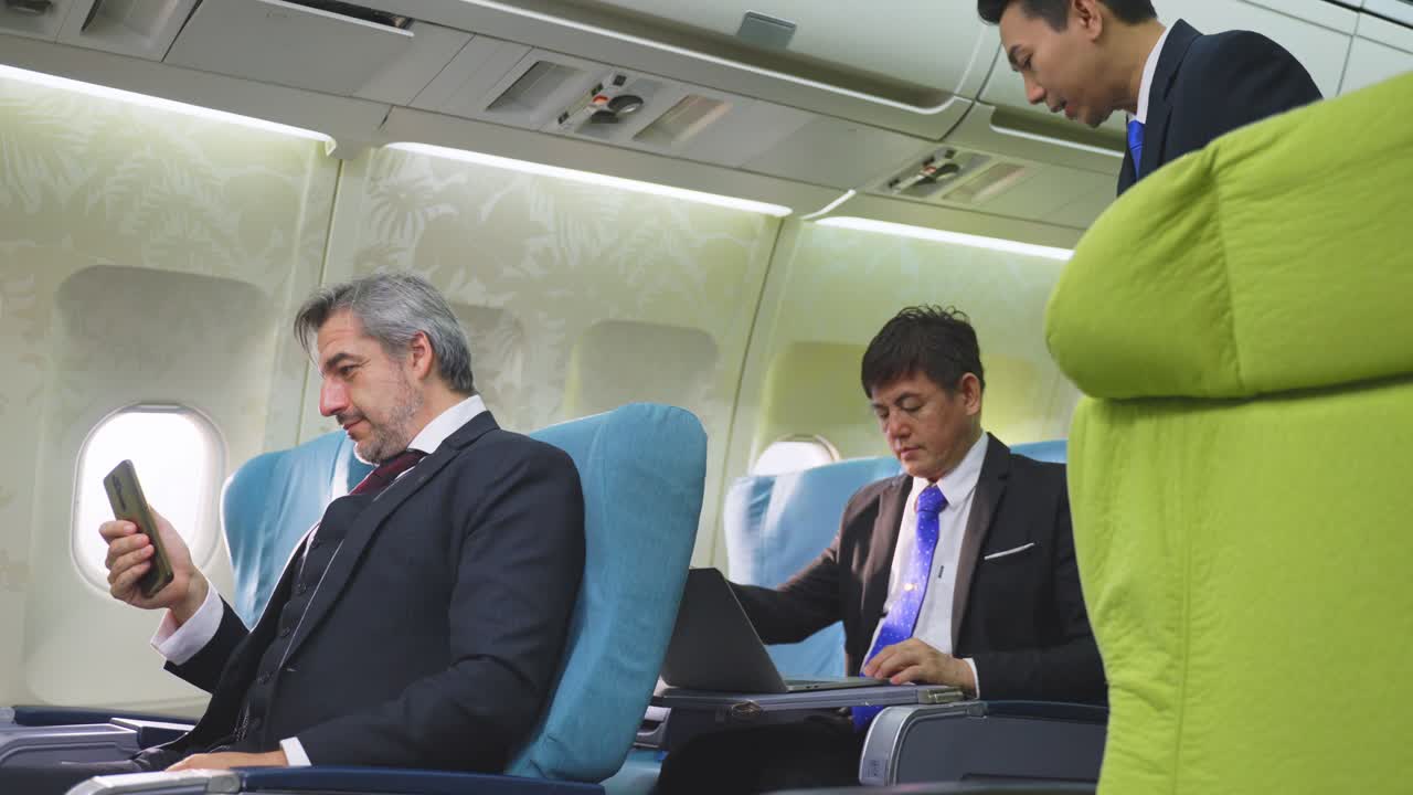 항공기의 비즈니스 승객과 객실 승무원