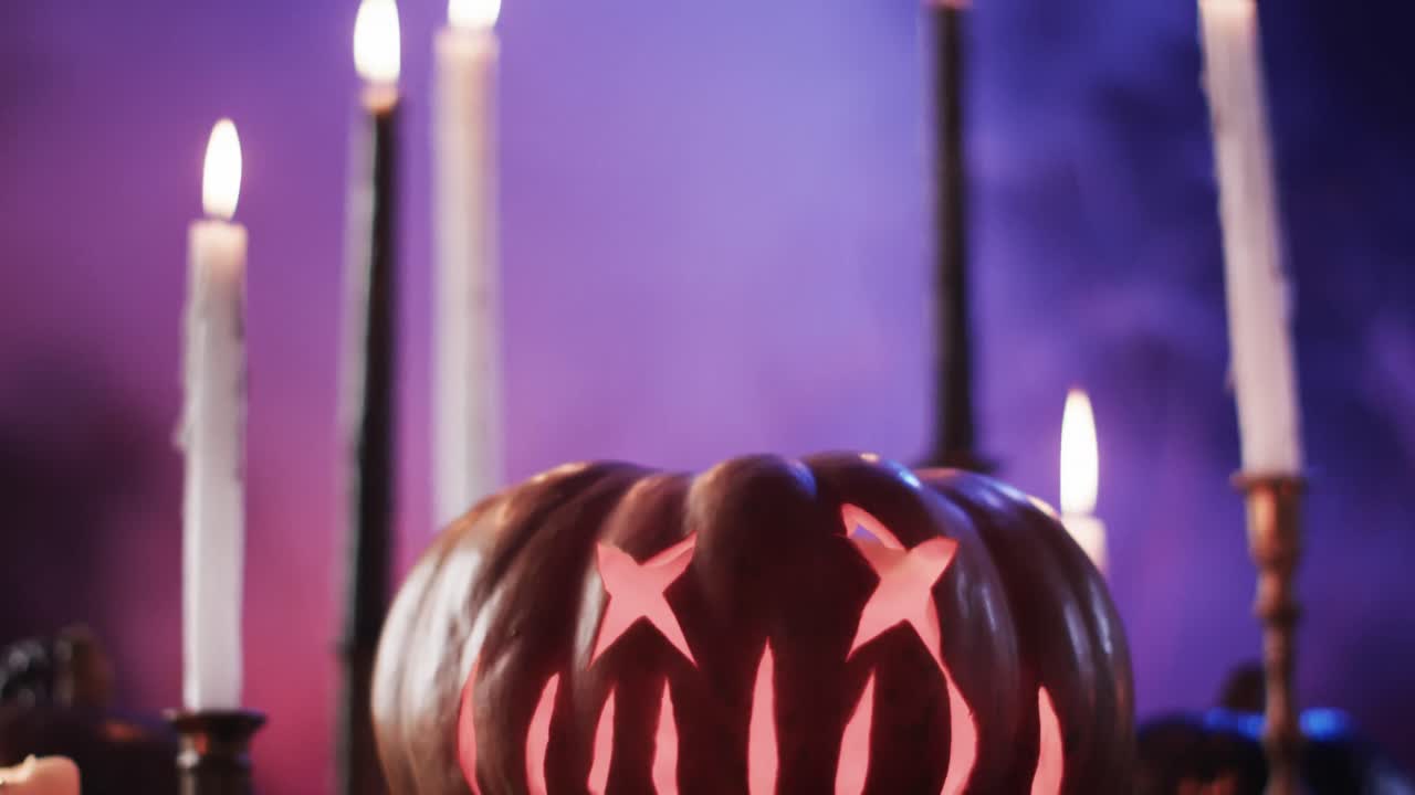 할로윈 조각 된 호박,  ⁇ 불 및 담배의 비디오 보라색 배경에 복사 공간