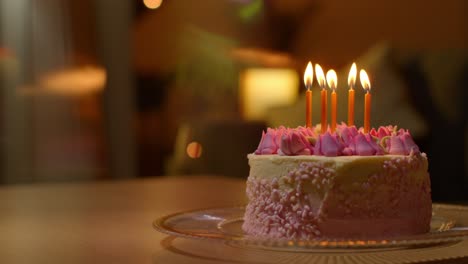 Nahaufnahme-Einer-Partytorte-Zum-Geburtstag,-Dekoriert-Mit-Zuckerguss-Und-Kerzen-Auf-Dem-Tisch-Zu-Hause-7