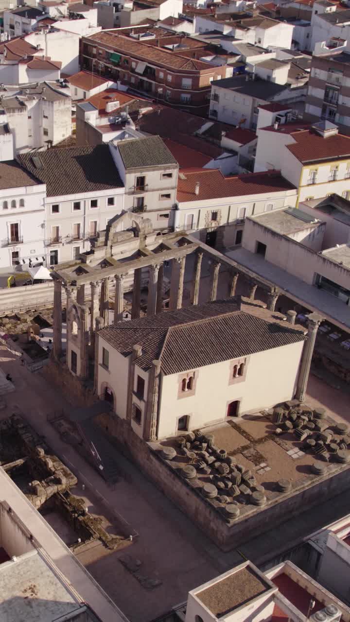 Orbita che cattura il Tempio Romano di Diana e le sue rovine in marmo nella storica città di Mérida. Aerea verticale.
