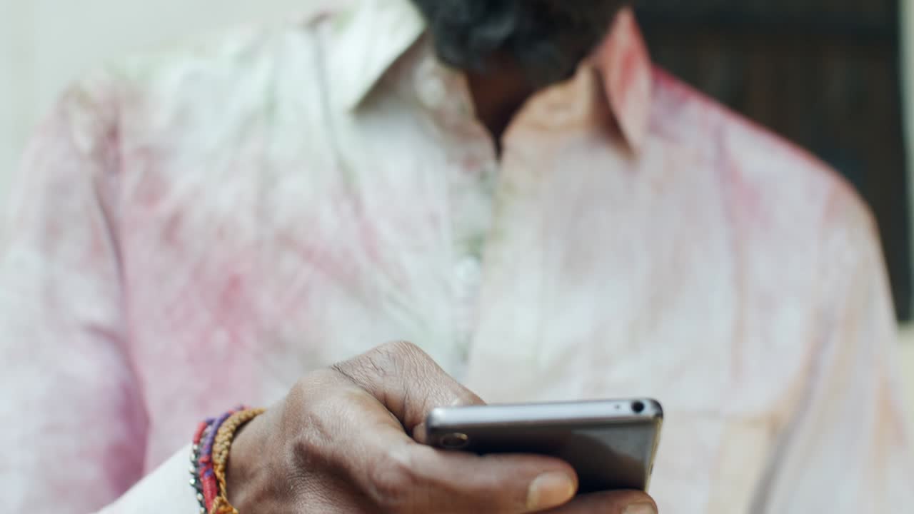 인도인 남자의 얼굴 클로즈업은 밝은 홀리 색으로 얼룩져 있습니다.