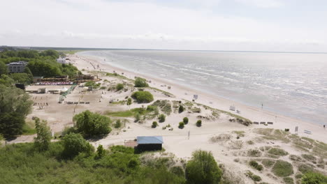 fotografía aérea de la tranquila playa de parnu, un día soleado y de verano en estonia