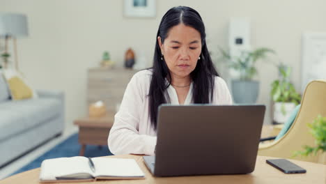 Computadora-Portátil,-Cuaderno-Y-Una-Mujer-Asiática-De-Negocios-Senior