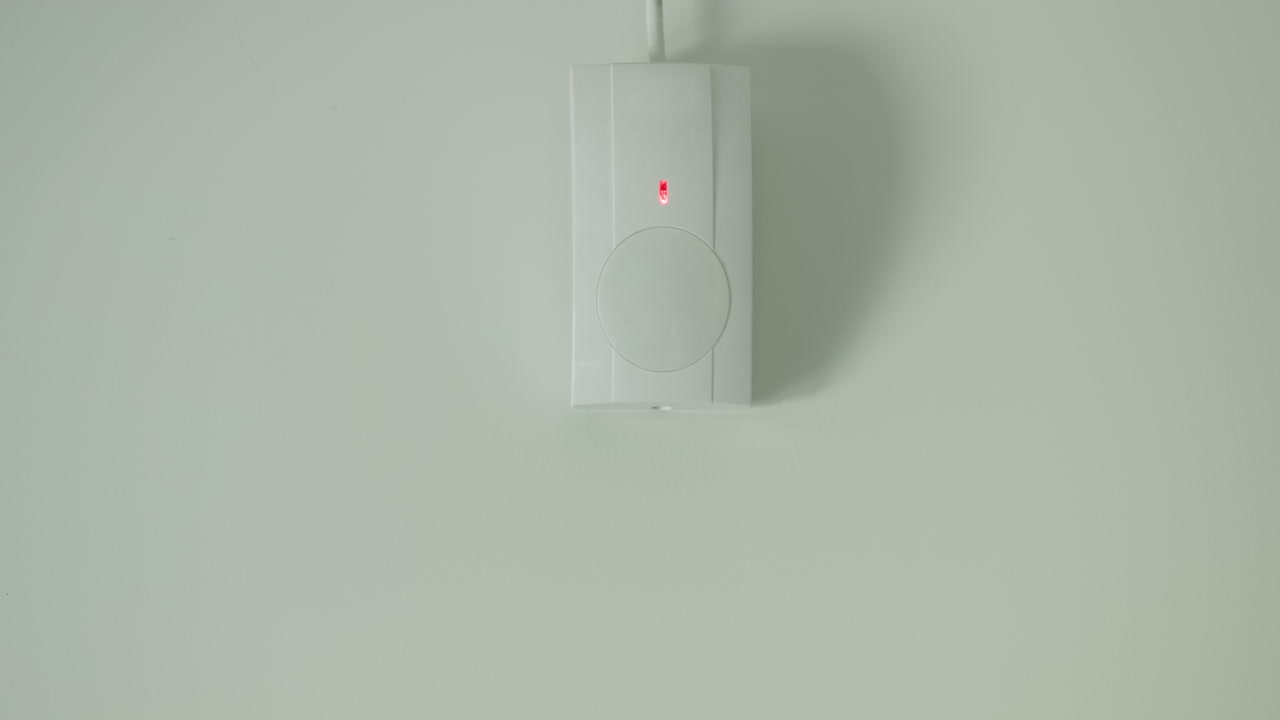se activa la alarma del sensor de movimiento. el led rojo del sensor se enciende