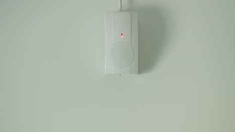 se activa la alarma del sensor de movimiento. el led rojo del sensor se enciende