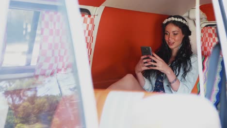 mujer usando teléfono móvil en furgoneta 4k