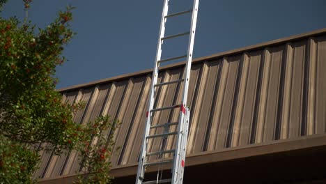 Eine-Feuerrettungsleiter-Ist-An-Einem-Gebäude-Angebracht