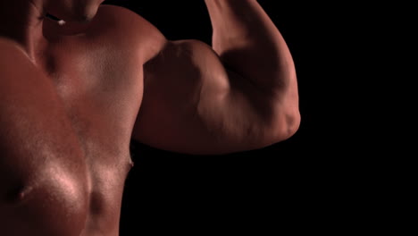 Culturista-Masculino-Flexionando-Los-Músculos