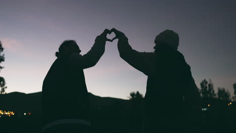 Cielo-Nocturno,-Corazón-Y-Silueta-De-Una-Pareja