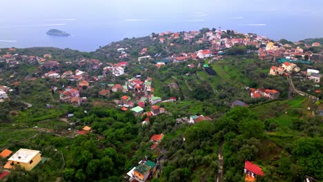 Toma-Aérea-Del-Pueblo-En-La-Isla-De-La-Costa-De-Amalfi-En-Campania,-Italia