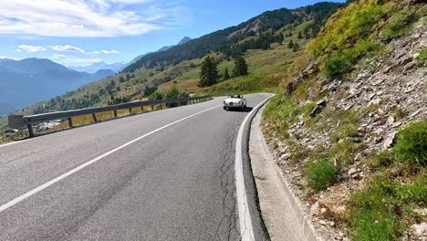 conduciendo por las pintorescas carreteras de montaña de italia