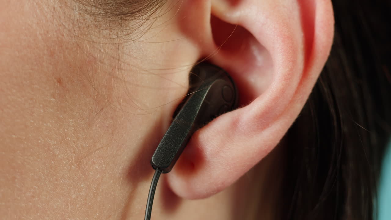 귀걸이를 착용 한 여성의 클로즈업