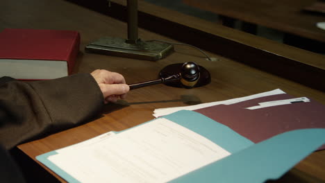 escena en la sala del tribunal: abogados modernos en un tribunal de primera instancia estadounidense frente a un juez