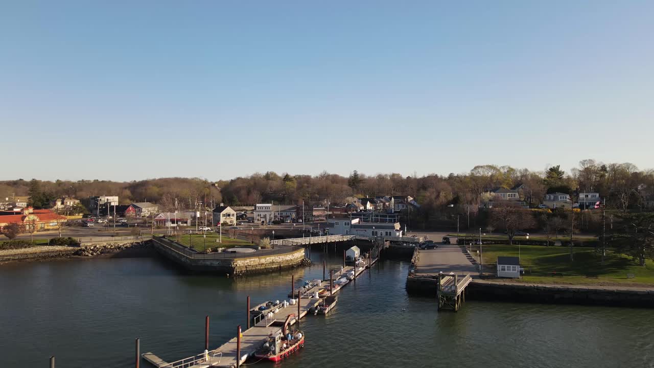 해안 마을의 부두에서 드론이 후퇴하는 모습. 경찰 suv가 부두로 끌어당겨 카메라를 향해 달려가는 순간