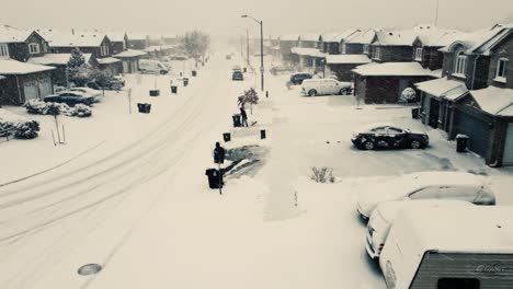 drohnenansicht einer verschneiten nachbarschaft