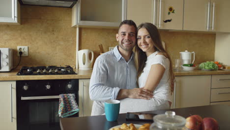 una pareja disfrutando del desayuno en la cocina.