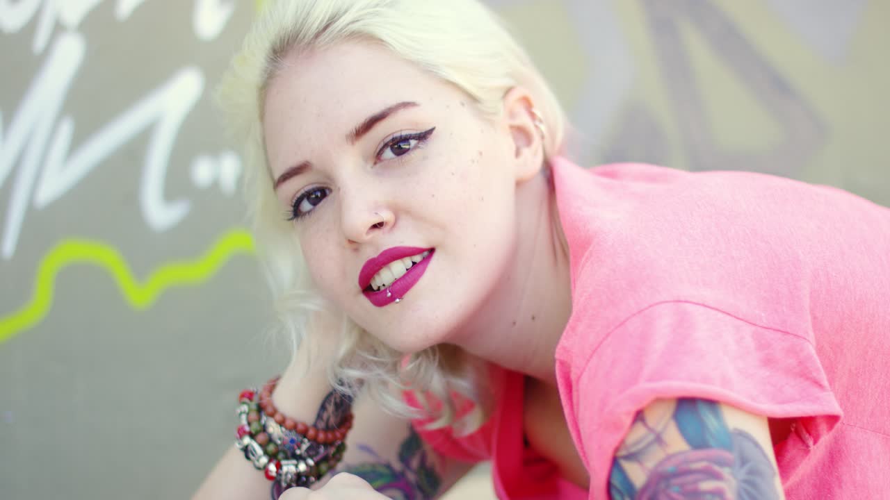 파이어 문신을 가진 화려한 젊은 금발 여성