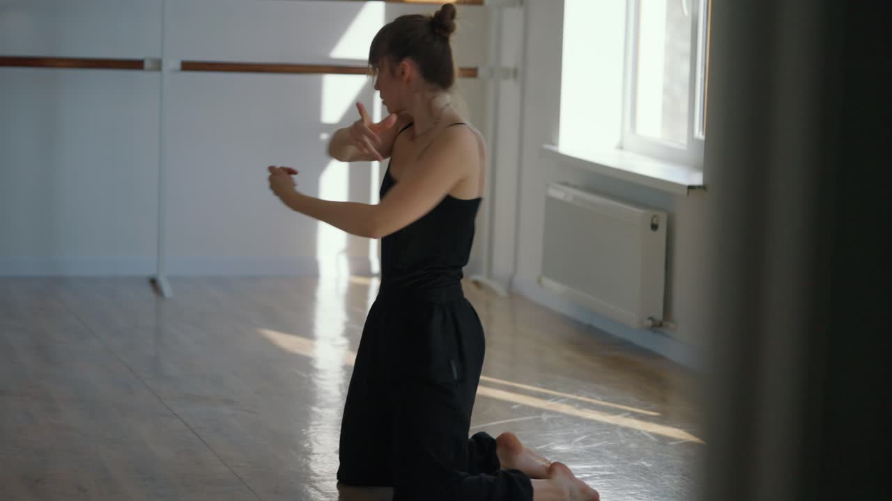 스튜디오에서 춤추는 여자